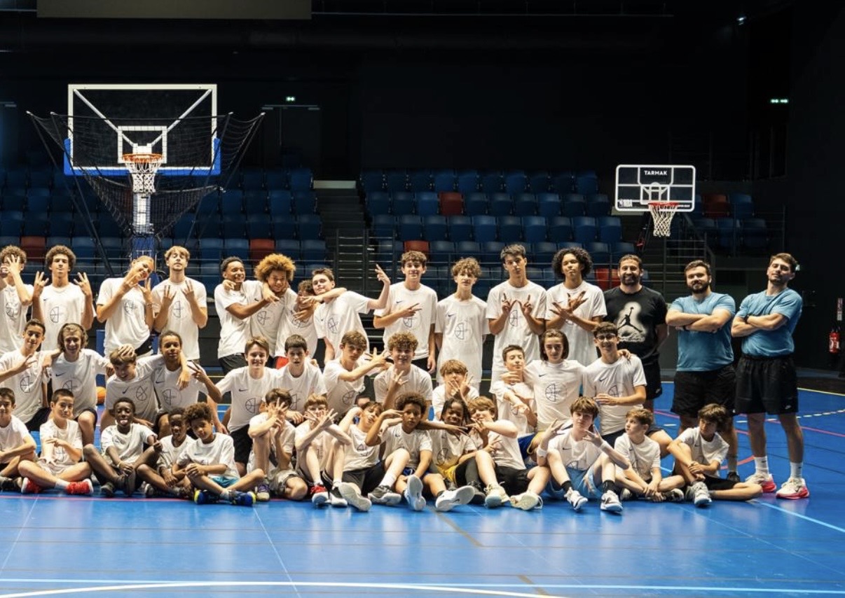 Groupe de jeunes basketteurs au camp FFBA Paris